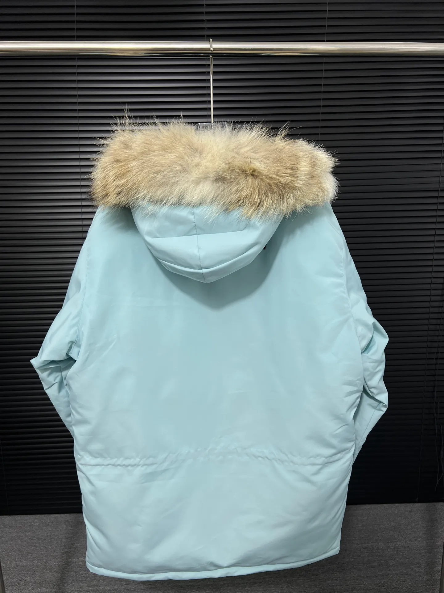 P780 🆕 Top original version, supports chip sensor with handbag 𝗖𝗮𝗻𝗮𝗱𝗮 𝗚𝗼𝘀𝗲 / 🇨🇦 Canada Goose 08 Down Jacket ⚠️ Partners who have been cooperating with us in the past few years know that no matter what is produced outside, our pure genuine trading company ships ❗️ After the test of time, we have received rave reviews. You can compare the market products with us. If you are not satisfied, you can return it at will. You are also welcome to come to ZG to see it and then come to my home to buy‼  1⃣️ The filling is 80% white duck down, with a weight of 500g. Regarding the down content, you can feel it with your hands. Good down has no embarrassment and can be called a walking duvet! 2⃣️ The fabric is made of Feather-Light 10D waterproof coating fabric, which is made of 84.5 polyester fiber and 15.5 cotton. The surface is treated with a special Teflon protective coating produced by DuPont to prevent wind and splash water, and makes the clothing anti-pollution and long-lasting new features! 3⃣️ One-piece seamless cuffs, 13cm official length, all seals are stamped, and all the inner liner is hemmed. The overcoat means sewing all the inner liner once. On the one hand, it is to prevent the velvet from running off, and on the other hand, it can keep the stiffness of the clothes! 4⃣️ Original Yoshida Kogyo Kabushikigaisha zipper, top-grade zinc alloy electroplated zipper with the highest specifications, using precise Japanese craftsmanship, raw materials and management methods. Each zipper can withstand 100,000+ openings and closings 5⃣️ The detachable fur collar is made of top-grade imported wolf fur, which is not comparable to the loose and soft raccoon fur and fake fur on the market. It is a natural Siberian coyote fur collar. The delicate and strong feel is the sense of life that comes from the erosion of wind and frost in nature. 6⃣️ Main logo double-thread 9-needle locking stranded embroidery, electronic digital automatic embroidery, maple leaves with sharp edges. Size: XS-XXL Color: black, off-white, graphite gray, sapphire blue Dark Blue Pink Azure Graphite Gray Black Label Shoulder Width Chest Sleeve Length Clothes Length Recommended Weight kg 67 87 80-90 2XL 58 136 69 89 90-105